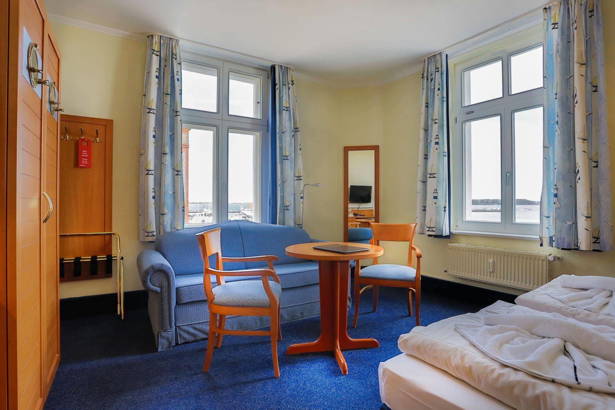 Hiddenseer Hotel Stralsund Exterior photo